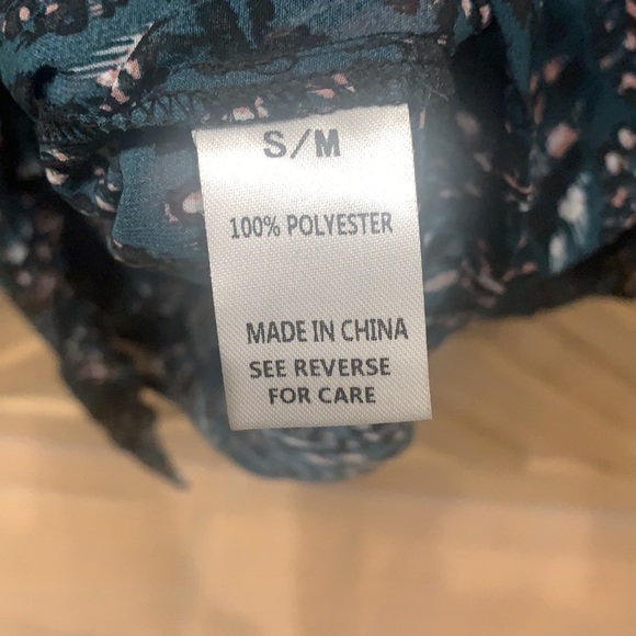 Women’s tie front blouse. Animal print. - Picture 5 of 5